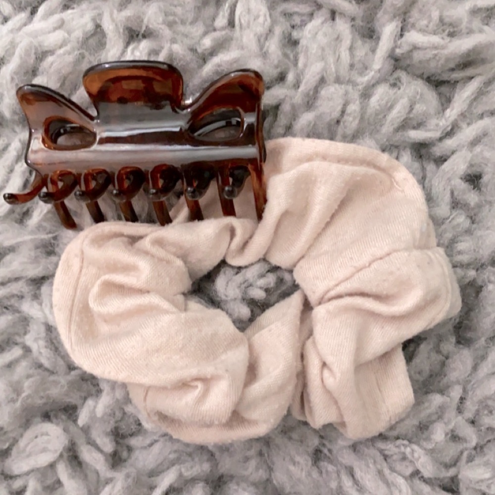 Beige Scrunchie w Small hair clip.
